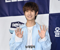 [포토] 보이프렌드 출신 노민우, 상큼한 손 인사