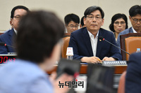 [포토] 답변하는 엄재식 원자력안전위원회 위원장