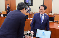[포토] 대화 나누는 유명민 장관과 이종걸 의원