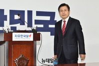 [포토] 기자회견 입장하는 황교안 한국당 대표