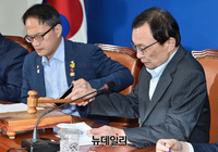 [포토] 의사진행하는 이해찬 민주당 대표