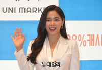 [포토] 가수 조정민 "론칭 축하해요"