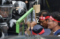 [포토] 더불어민주당사 찾은 민노총...경찰과 대치후 해산