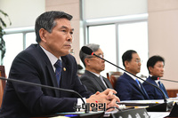 [포토] 답변하는 정경두 국방부 장관
