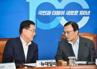 [포토] 일본 경제보복대책 당청 연석회의, 대화하는 이해찬-정의용