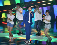 [포토] 흥 넘치는 무대 선보이는 트롯가수 영기