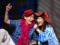 [포토] 아바 노래하는 '이현우-신영숙'