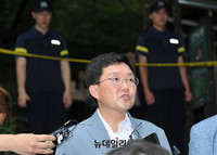 [포토] 정두언 의원 사고현장 확인 직후 인터뷰하는 김용태