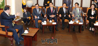 [포토] 5당 대표와 환담나누는 문희상 국회의장