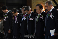 [포토] 제71주년 제헌절, 묵념하는 문희상