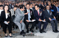 [포토] 제71주년 제헌절, 대화나누는 '황교안-정동영'