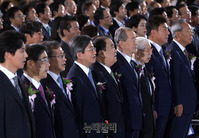 [포토] 제헌절 맞아 애국가 제창하는 문희상 국회의장