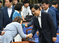 [포토] 동료 의원들과 악수 나누는 황교안 자유한국당 대표