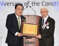 [포토] 문희상 국회의장, 지갑종 전 의원에 감사패 수여