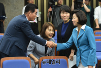 [포토] 악수 나누는 나경원 자유한국당 원내대표