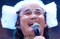 [포토] 에어캡 의상으로 무대 마친 조빈, 땀이 줄줄