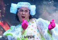 [포토] '에어캡·때타월' 파격패션으로 돌아온 노라조 조빈