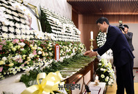 [포토] 오신환 원내대표, 故 정두언 전 의원 빈소 조문