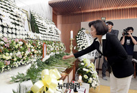 [포토] 故 정두언 전 의원 빈소찾은 나경원 한국당 원내대표