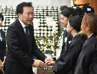 [포토] 故 정두언 전 의원 빈소 찾아 유가족 위로하는 손학규