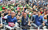 [포토] 팔뚝질 하는 김명환 민노총 위원장