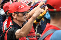 [포토] 국회 앞 총파업 대회, 구호외치는 민노총