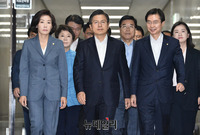 [포토] 한국당 최고위 입장하는 지도부