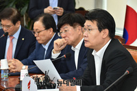 [포토] 한국당 원내대책회의, 발언하는 정용기 정책위 의장