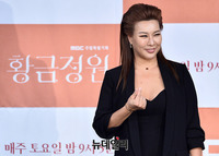 [포토] 수줍게 하트 포즈한 배우 정영주