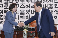 [포토] 인사 나누는 문희상 의장과 나경원 원내대표