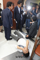 [포토] 바닥에 쓰러진 권성주 바른미래당 혁신위원