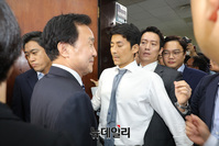 [포토] 손학규 대표 막아선 권성주 바른미래당 혁신위원