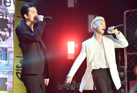 [포토] '왓 어 라이프' 무대 선보이는 세훈-찬열