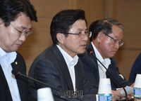 [포토] '중견기업인과 대화' 참석한 황교안 자유한국당 대표