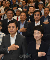 [포토] 국민의례하는 황교안-이언주