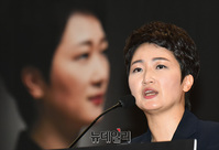 [포토] 출판 리셉션, 인사말 하는 이언주