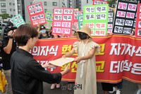 [포토] '예비혁신 반대 합의 서한서' 전달하는 배정화 위원장