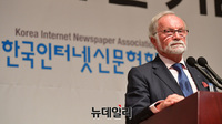 [포토] 인터넷신문의날 기념식, 축사하는 미하엘 주한EU대사