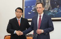 [포토]  윤상현 외통위원장 찾은 막심 볼코프 주한 러시아 대사대리
