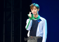 [포토] 손인사하는 CIX 용희