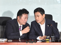 [포토] 바른미래당 정상화를 위한 비상회의, 대화하는 '오신환-김철근'