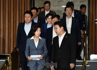 [포토] 원내대책회의 입장하는 한국당 지도부