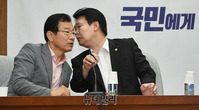 [포토] 한국당 원내대책회의, 대화하는 '정용기-이현재'