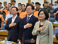 [포토] 건물 내 재난시 구조요청 관련 토론회, 국민의례하는 이재명