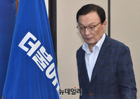 [포토] 최고위 입장하는 이해찬 민주당 대표