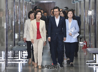 [포토] 자유한국당 최고위 입장하는 지도부