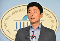 [포토] 사과 요구하는 권성주 바른미래당 혁신위원