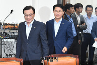 [포토] 간담회장 입장하는 이해찬 더불어민주당 대표