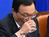 [포토] 물 마시는 이해찬 더불어민주당 대표
