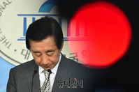 [포토] 고개숙여 인사하는 김성태 자유한국당 의원